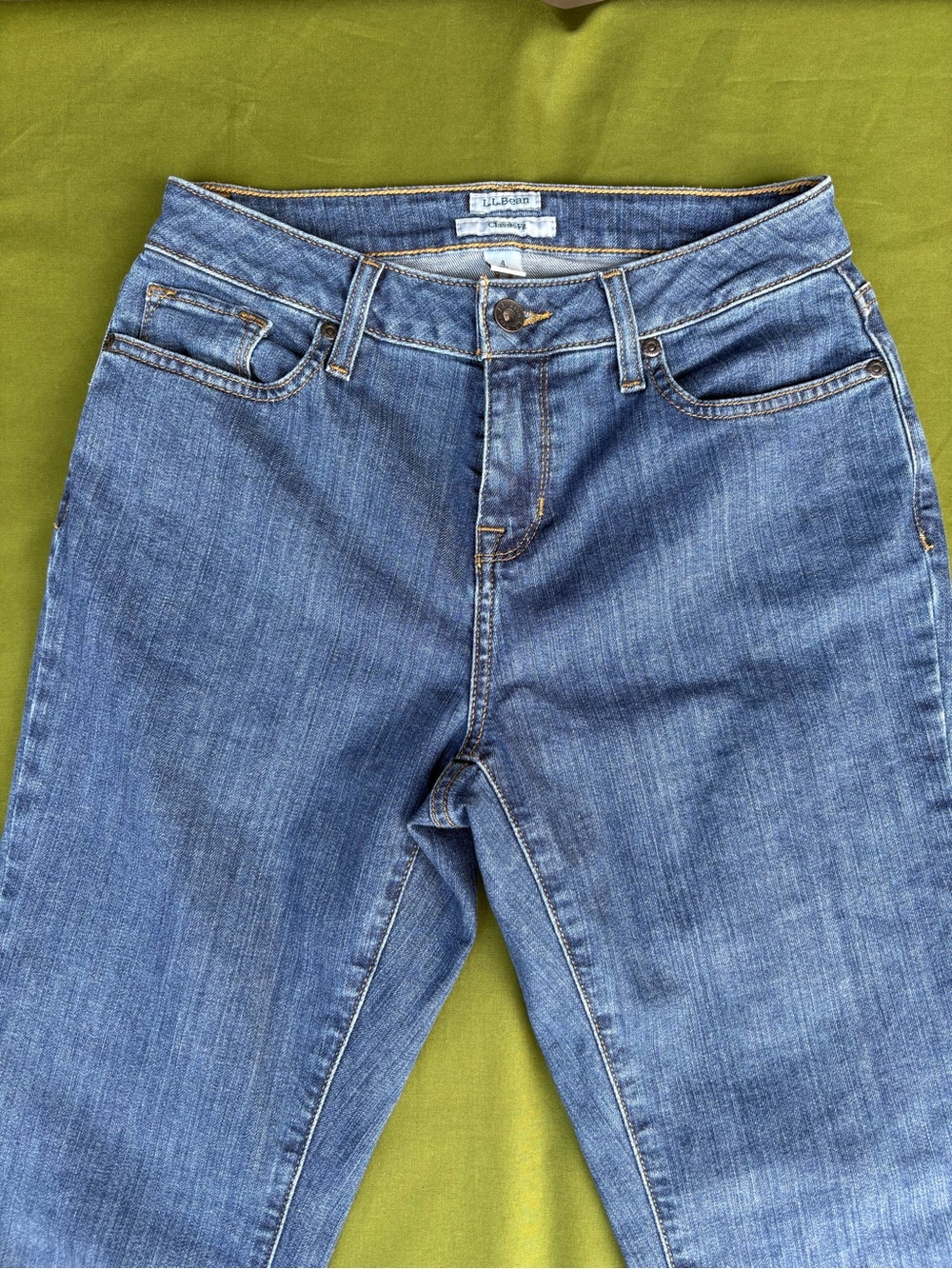 L.L. Bean Classic Fit Jeans Women’s Size 4 Medium Wash Straight Leg Denim